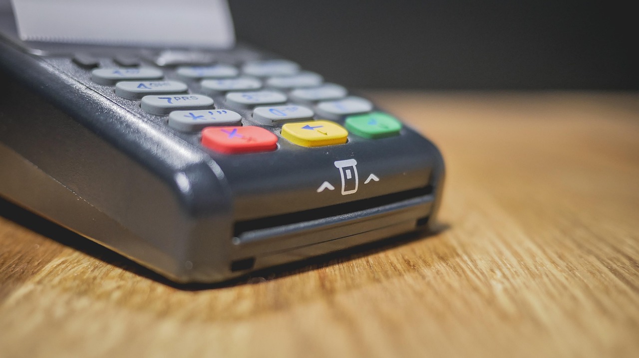 Immagine di un terminale POS con schermata di errore durante un pagamento bloccato.