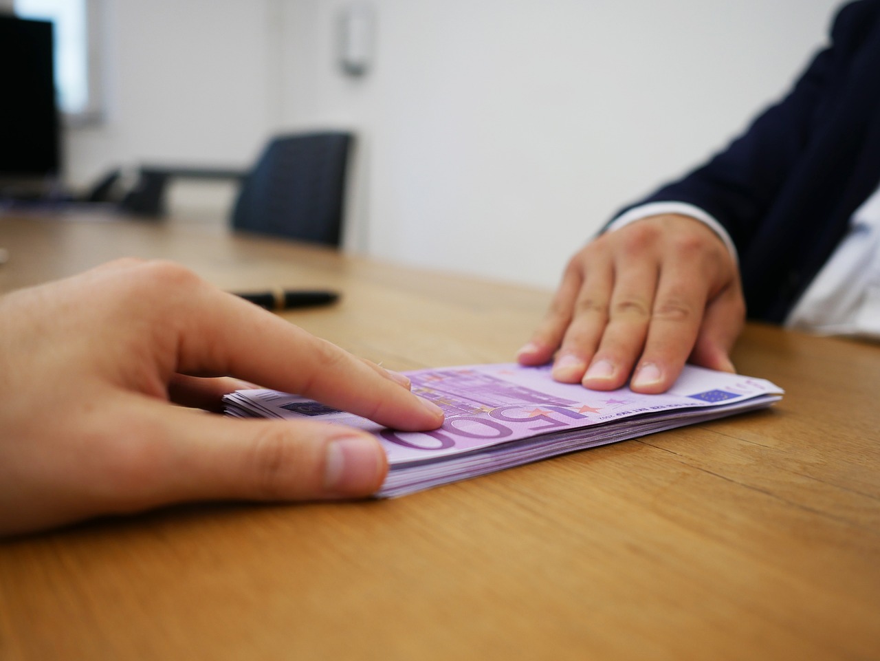 Immagine di un appartamento con un cartello "In affitto" e documenti per la richiesta del bonus affitti 2024.