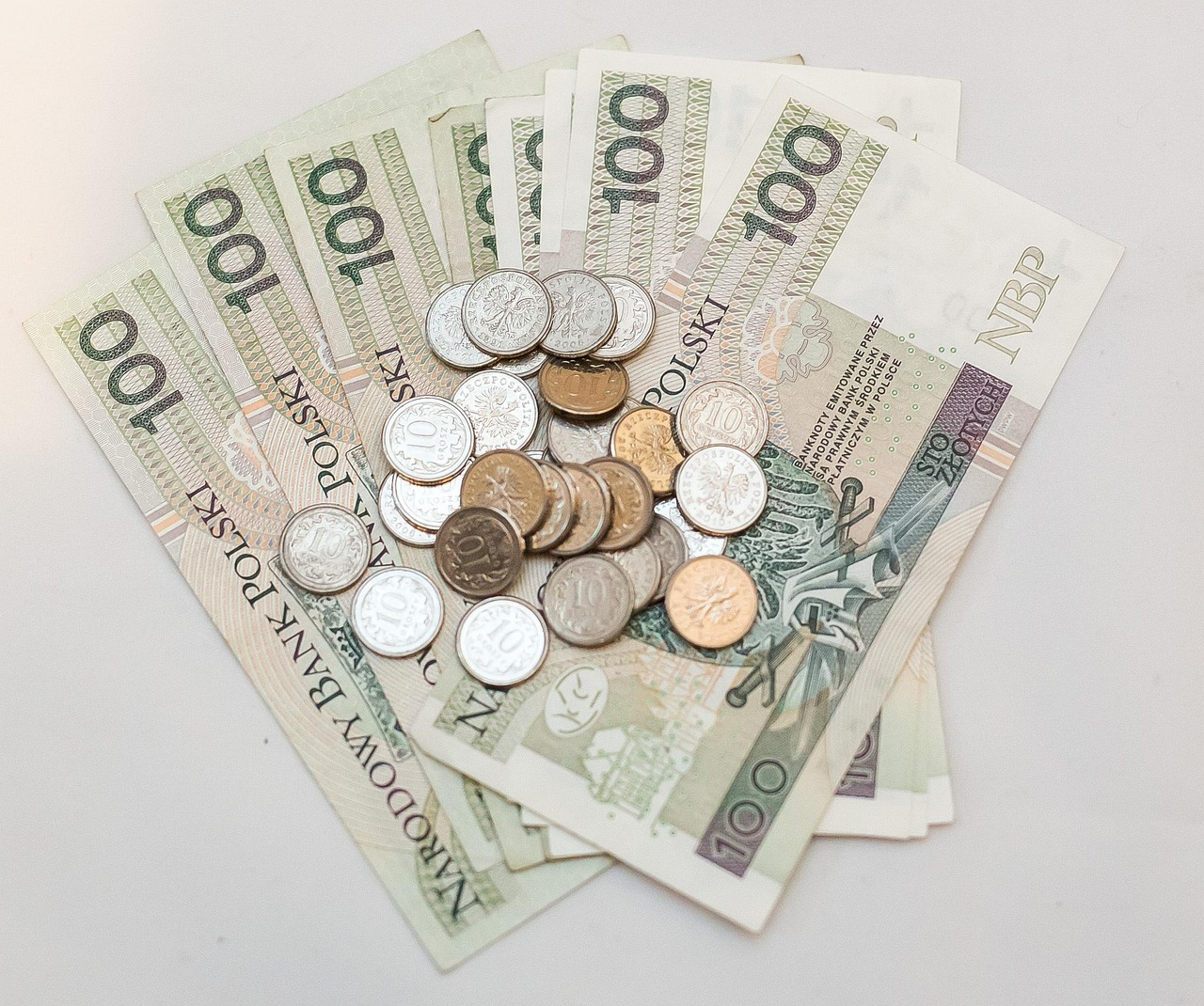 Dettaglio di un documento ISEE con errori evidenziati, simbolo di bonus persi.