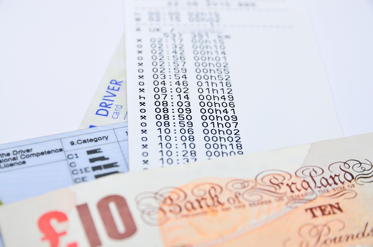 Auto con simbolo di esenzione bollo, rappresentativa delle nuove regole per over 70 dal 2026.